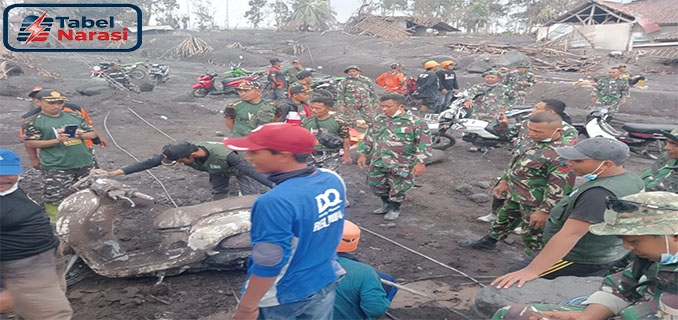 Ratusan Prajurit TNI Sigap Bersihkan Sisa Erupsi Gunung Semeru