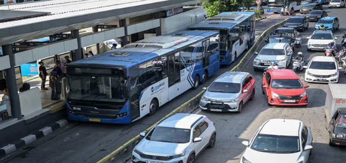 Transjakarta Lakukan Penyesuaian Rute Imbas Banjir
